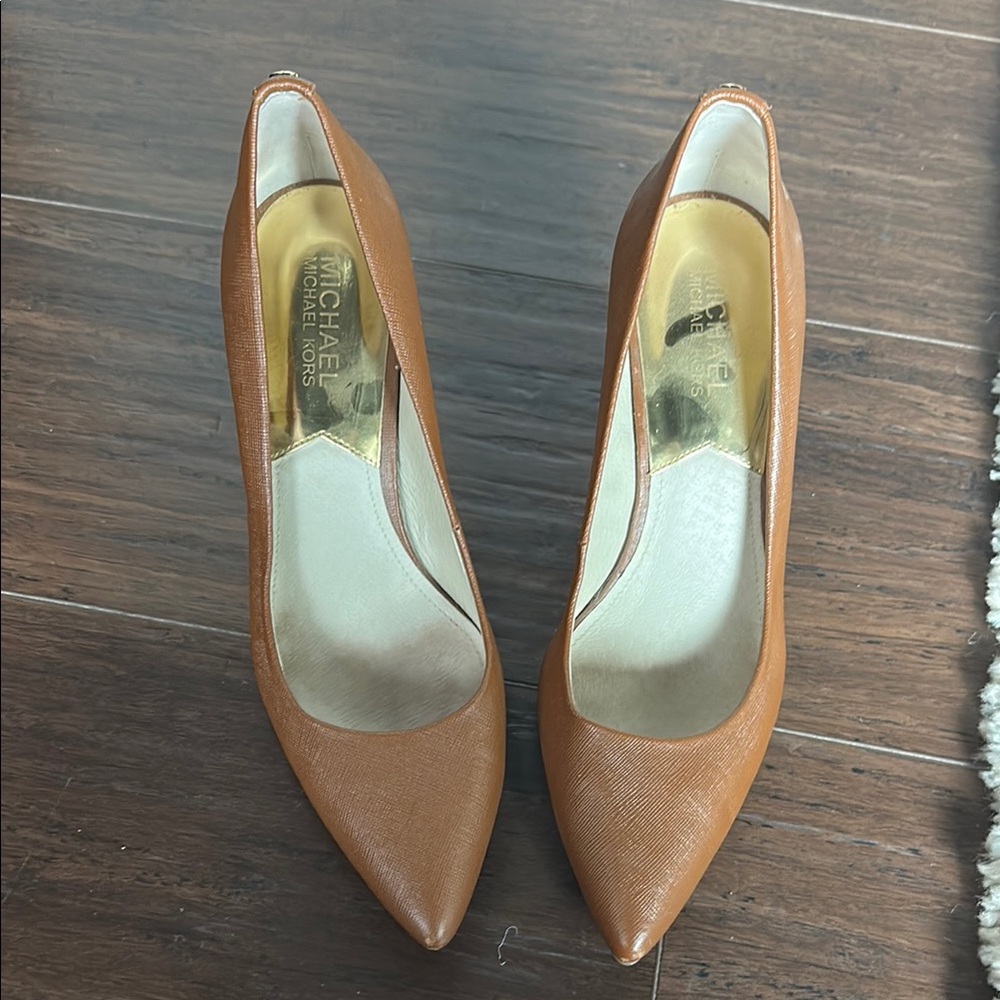 Michael Kors Women's Tan Saffiano Pumps